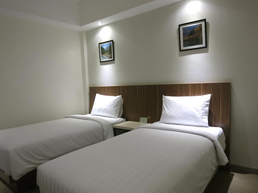 Hart Hotel Arjuna Mataram Rum bild
